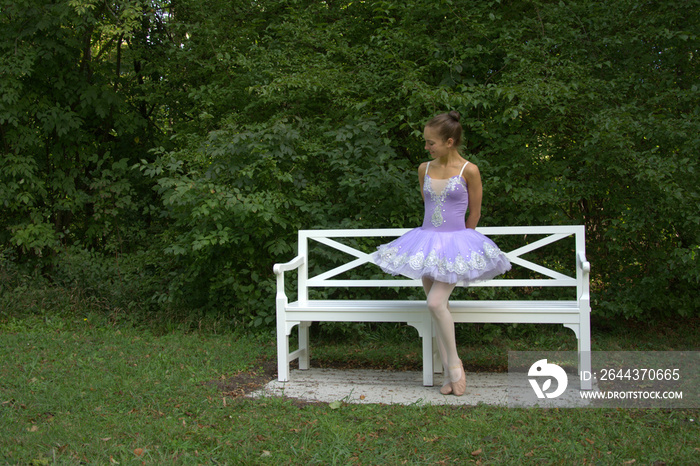 Junge Ballett Tänzerin im Park