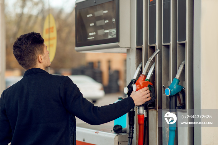 Man takes the gun on gas station, fuel filling