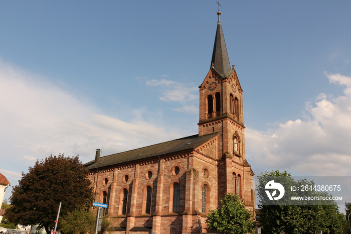 Die katholische Pfarrkirche St. Bernhard im Zentrum von Schopfheim im Schwarzwald