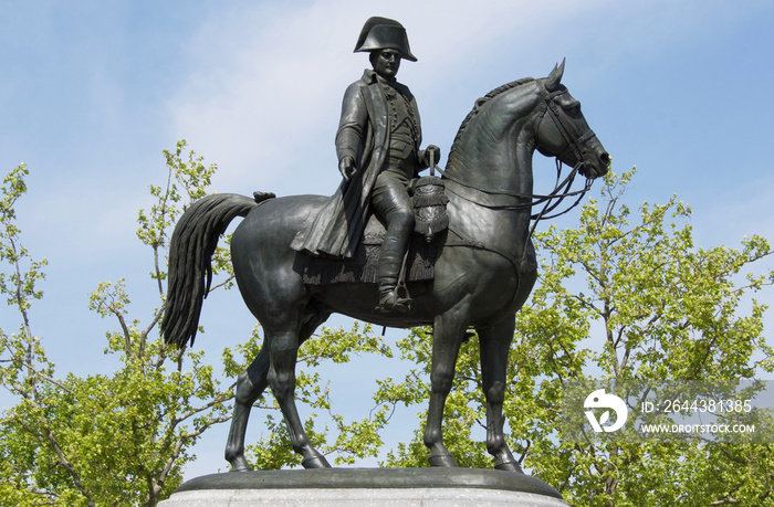 Napoléon sur son cheval de profil.