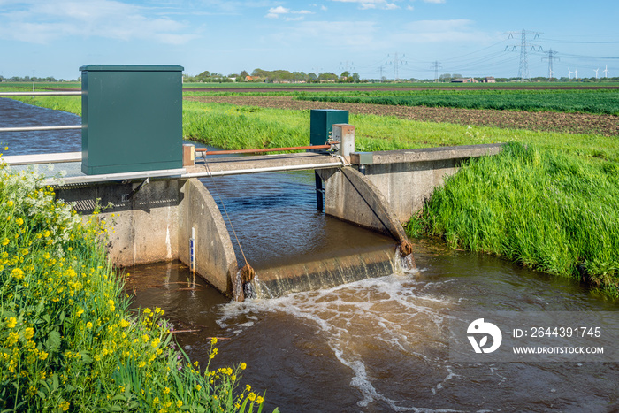 Small weir for water level control from close