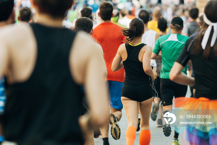 Frau läuft beim Marathon ins Ziel