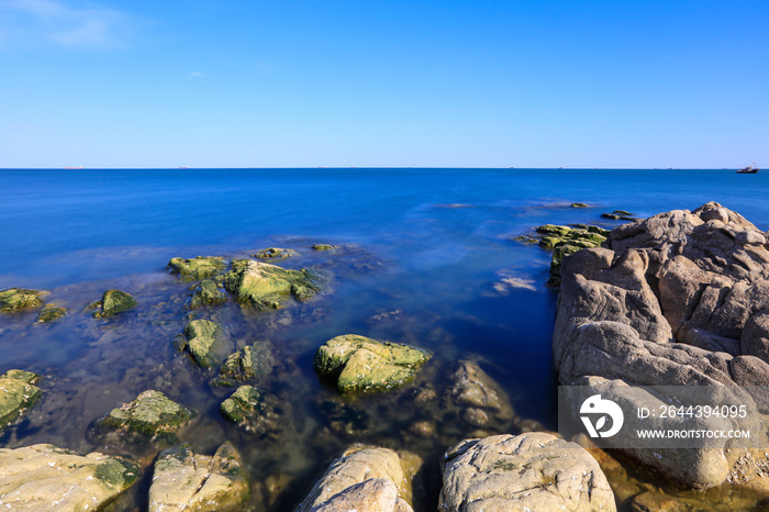 Seaside scenery, the sea under the blue sky