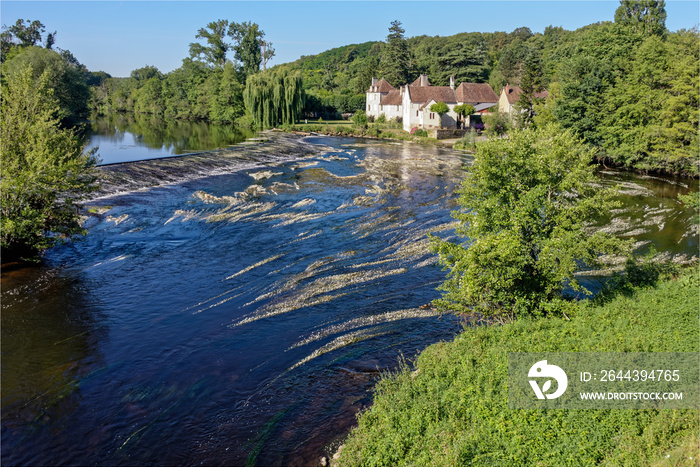 Maisons au bord de la rivière à Chauvigny dans la Vienne en France