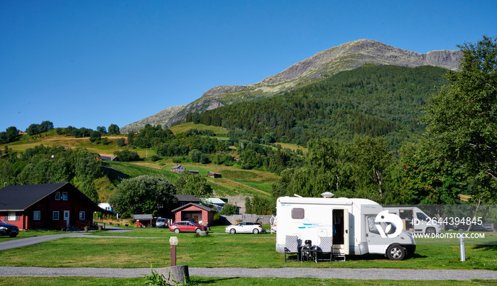 Camping Urlaubsreise mit Wohnwagen und Wohnmobil  nach Skandinavien in die Natur mit Bergen und Seen
