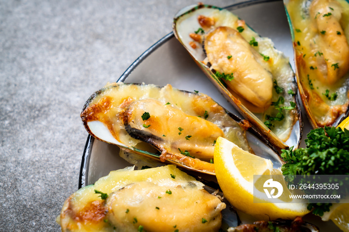 mussel baked with cheese