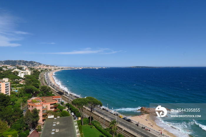 Baie de Cannes; mer bleu et raochers.