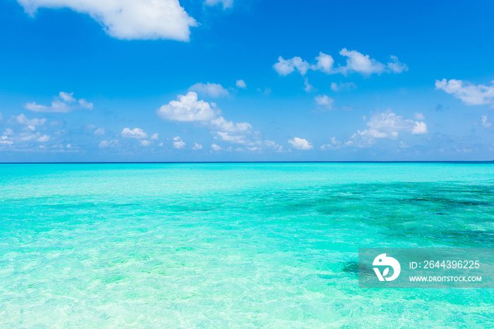 美しい宮古島の海　Beautiful beach in Miyakojima Island, Okinawa.