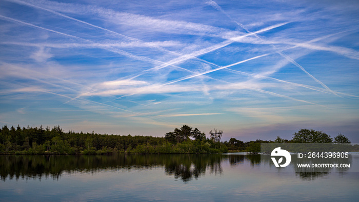 Geo-engineering - Kondensstreifen über einem Naturschutzgebiet