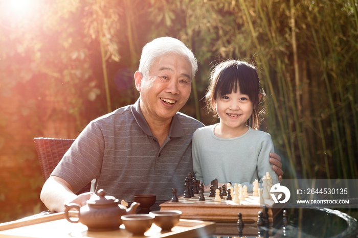 祖父和孙女在庭院里