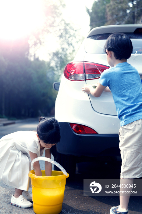 快乐儿童擦洗汽车