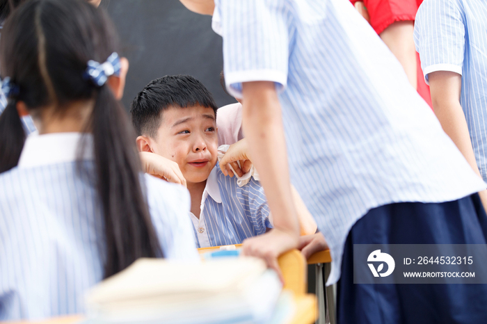 女教师和小学生在教室