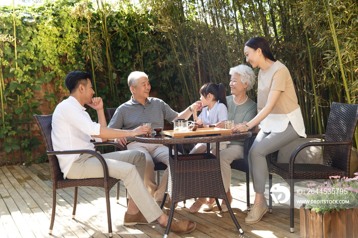 幸福家庭在院子里喝茶