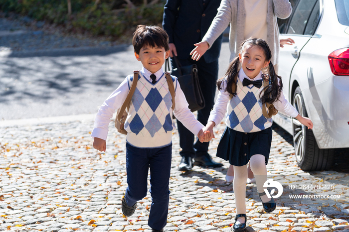 年轻夫妻接孩子放学