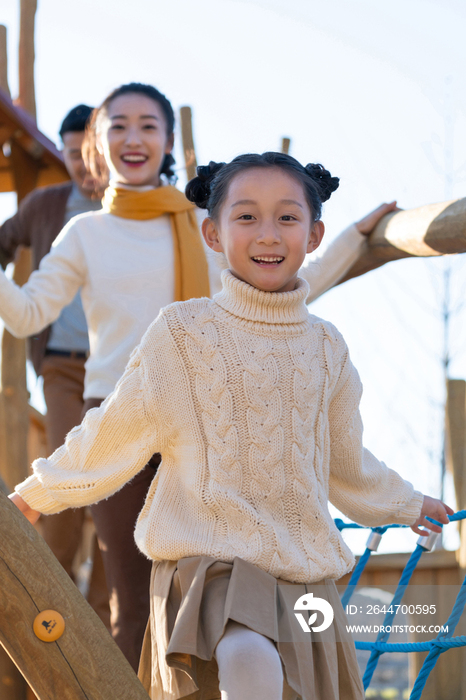 年轻夫妻带着孩子在公园玩耍