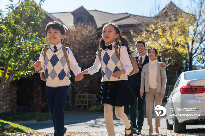 年轻夫妻接孩子放学