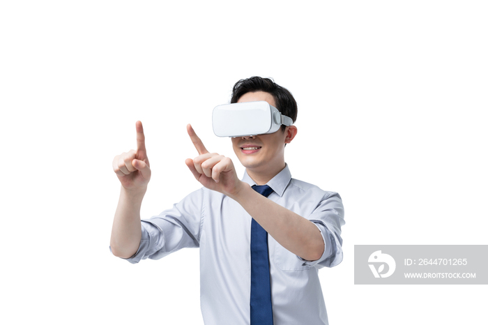 商务男士使用VR眼镜