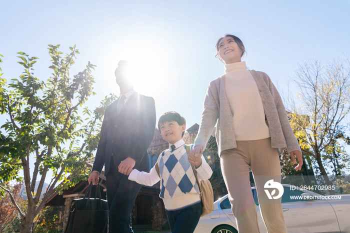 年轻夫妻接孩子放学