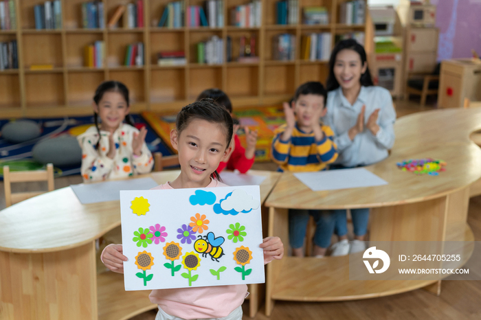 年轻女老师和学生在一起