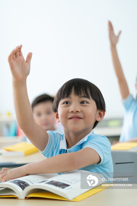 小学生在课堂举手