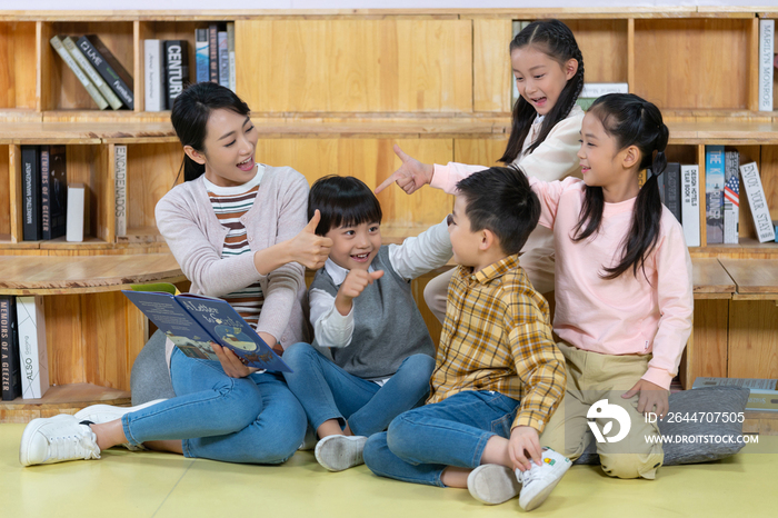 老师和学生在教室里看书