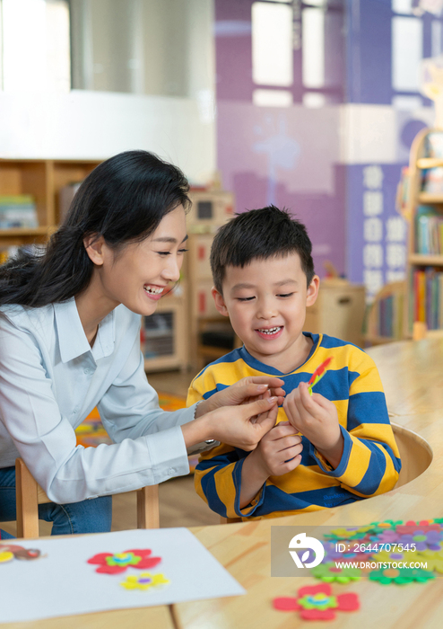 年轻女老师和学生在一起