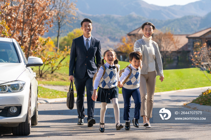 年轻夫妻送孩子去上学