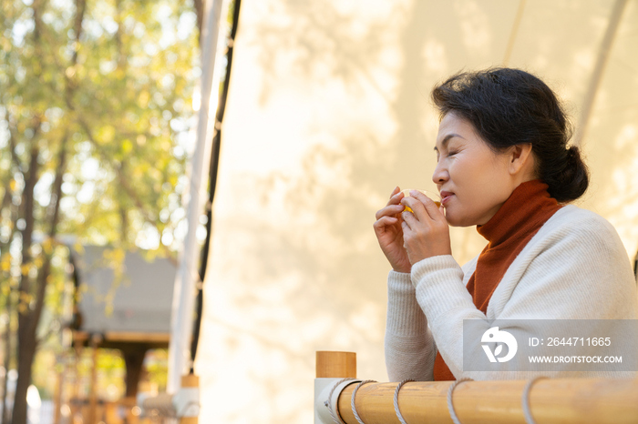 一个中老年女人喝茶