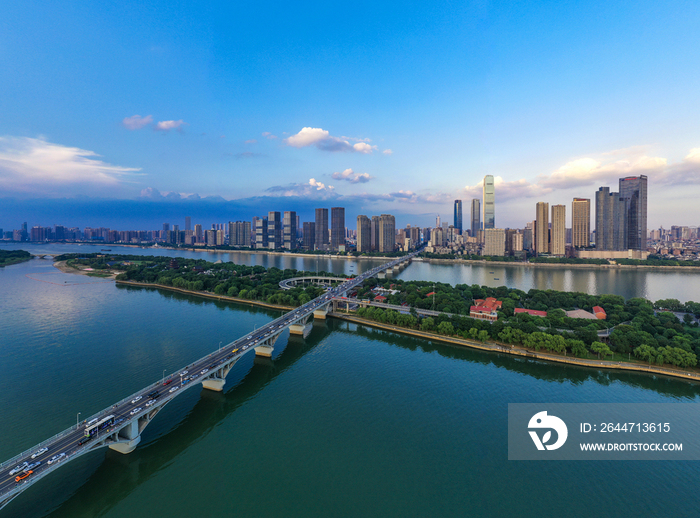 航拍长沙橘子洲大桥湘江沿岸城市风光