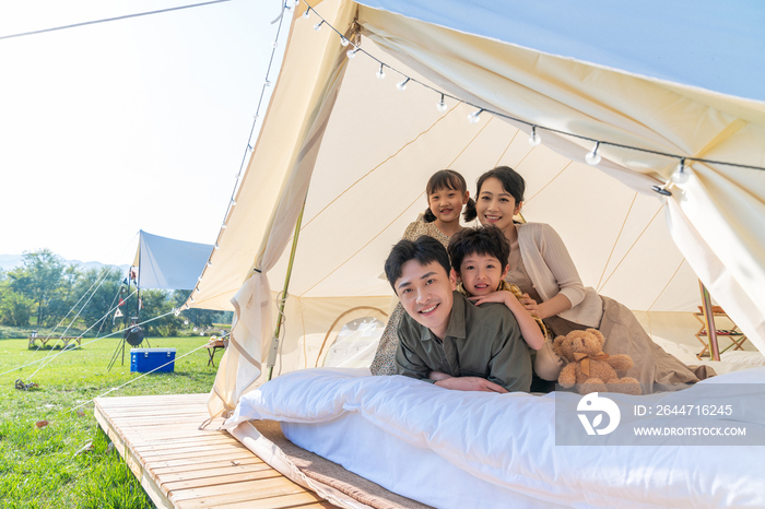 一家人趴在露营地的帐篷里