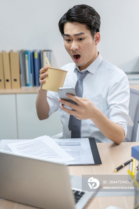 商务男士在办公室加班