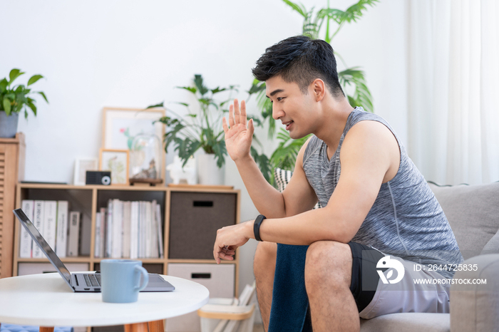 年轻男子在家健身