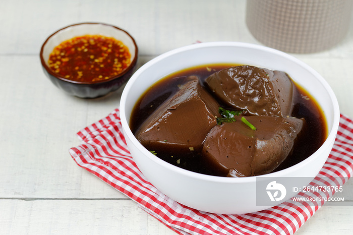 Pot-stewed duck blood soup with sauce,Healthy foods that are very high in Iron