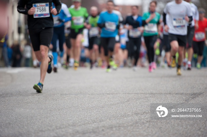 Viele Menschen beteiligen sich an einem Stadtlauf