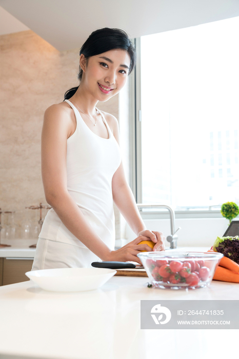 年轻女子在厨房准备食物