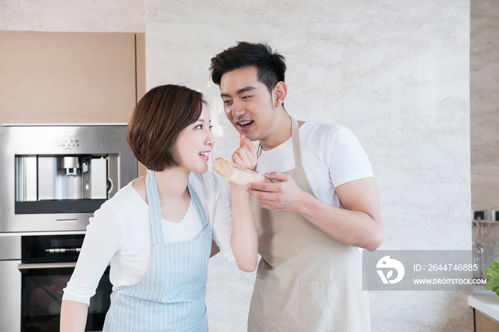 年轻情侣在厨房准备早餐