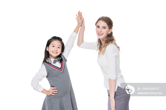 女外教和小学生击掌