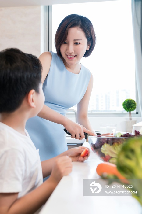 快乐的母子在厨房做饭