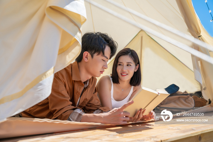 情侣趴在帐篷里看书