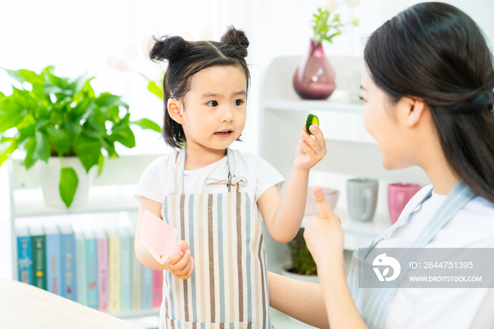 妈妈和女儿一起做饭