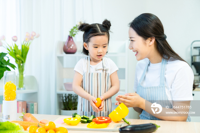 妈妈和女儿一起做饭