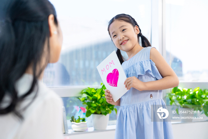 女儿送妈妈礼物