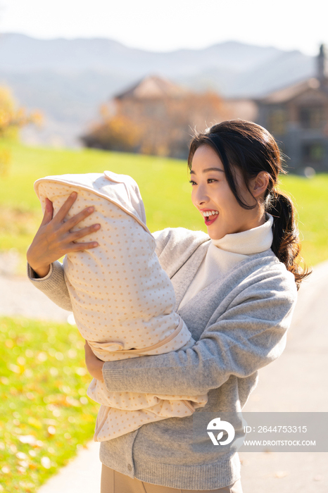 年轻的母亲抱着婴儿