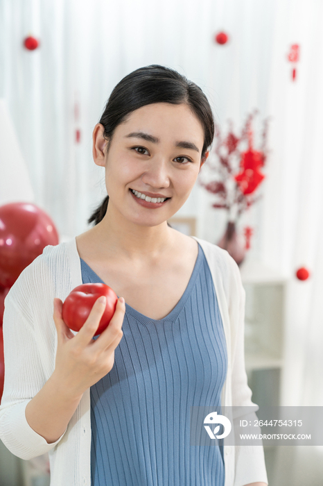 年轻女子在家的休闲时光