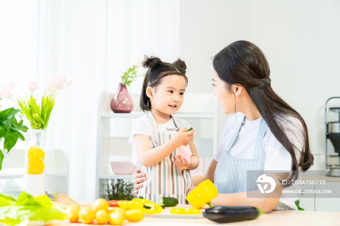 妈妈和女儿一起做饭