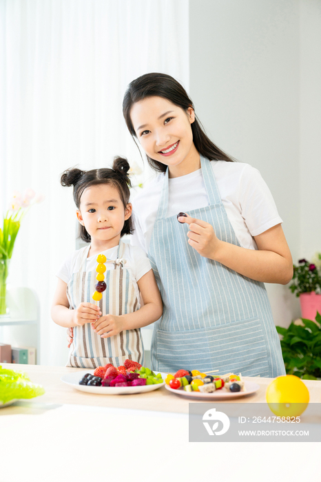 妈妈和女儿一起做水果沙拉