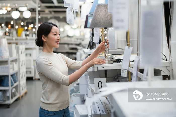 年轻女子选购家居用品