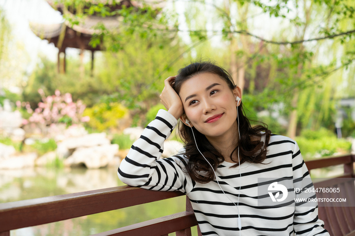 年轻女子旅游