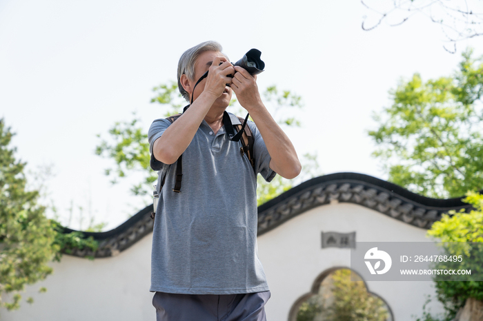 老年男子旅游拍照