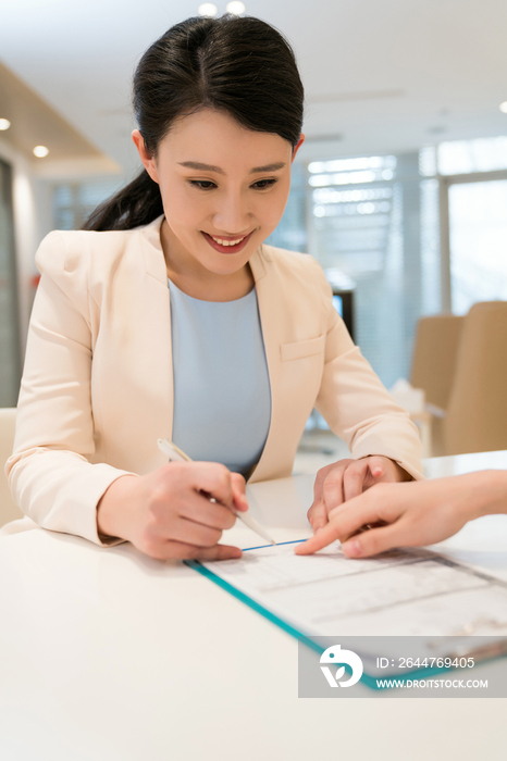 年轻女子接待客户